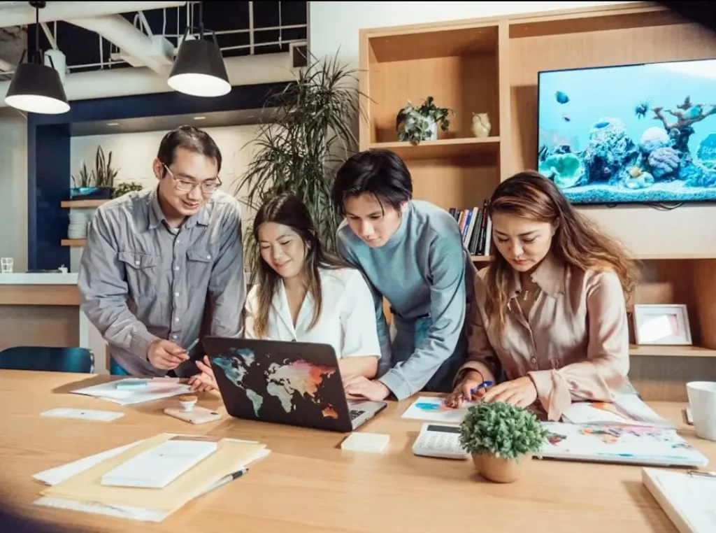 A group of people looking at the laptop, best freelance digital marketing analyst in calicut